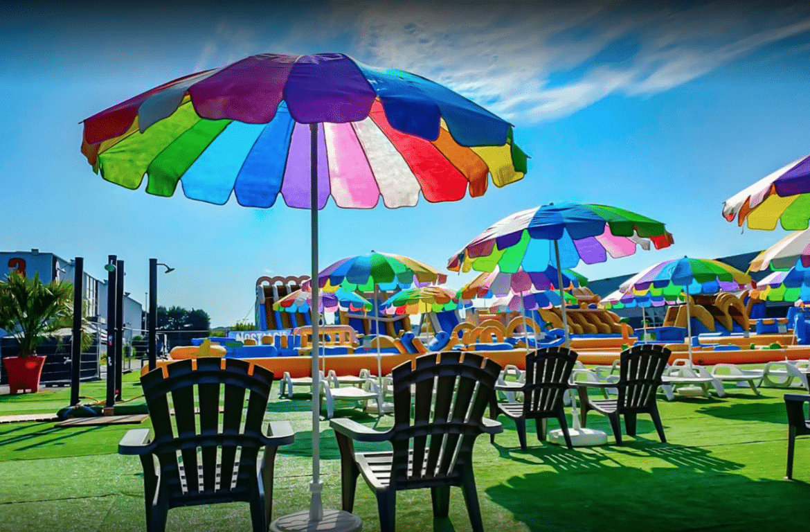 Terrasse, piscine, sous un ciel ensoleillé.